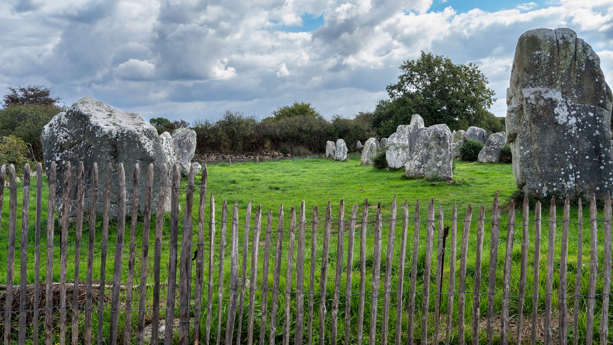 Die Menhirreihen (Alignements) von Kerzérho aus dem Jungneolithikum (ca. 4500–3500 v. Chr.) gehören zu den großen Megalithfeldern der Bretagne und sind eng mit denen von Carnac verbunden. Wie in Carnac wurden viele Steine christianisiert: Kreuze wurden eingemeißelt oder aufgesetzt, um sie als „heidnische Götzen“ zu entmachten.